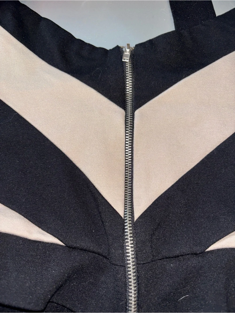 Have Plus 2x Black and Cream Colorblock Zip-Front Crop Top - Picture 4 of 5